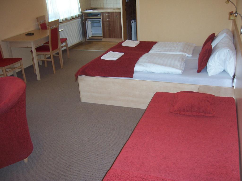 Pension Euro Mikulov Zimmer foto